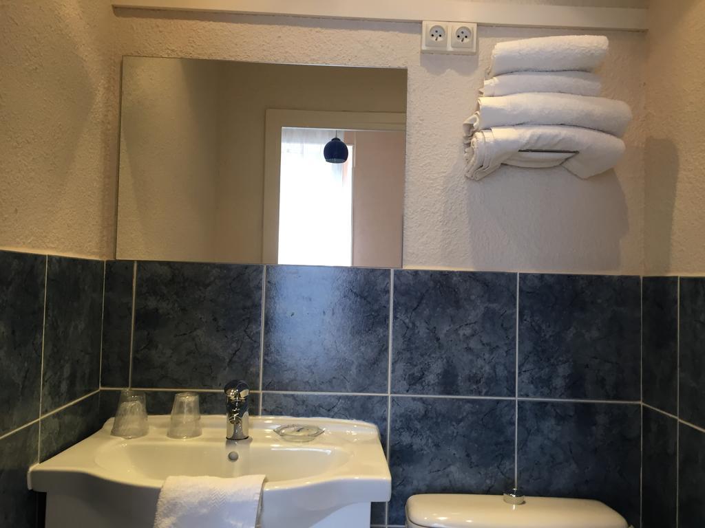 Hotel Le Faisan Монлюсон Экстерьер фото